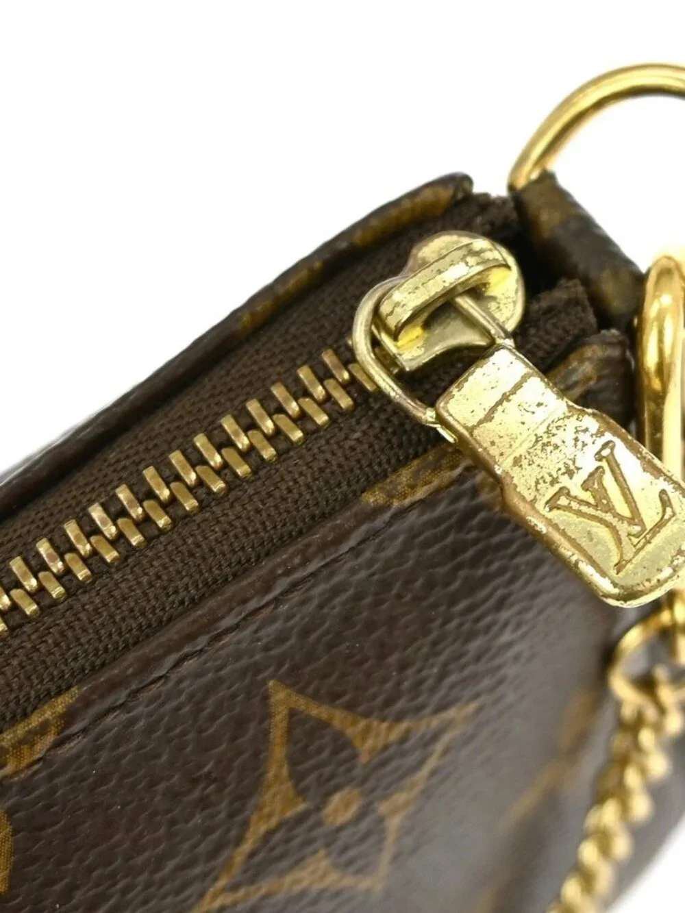 Louis Vuitton outside 	ab